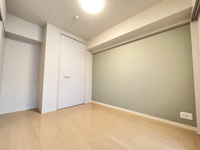 アクセントクロスがおしゃれな寝室