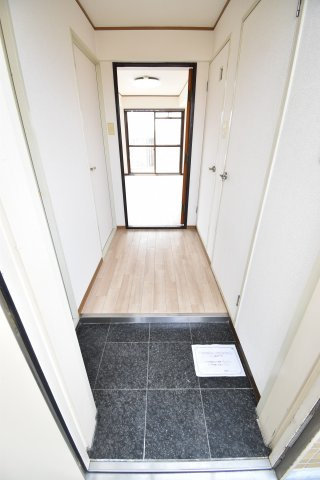 朝日プラザ岸里パサージュの玄関