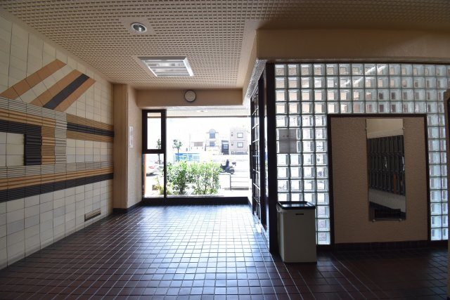 ネオコーポ花園町のエントランス