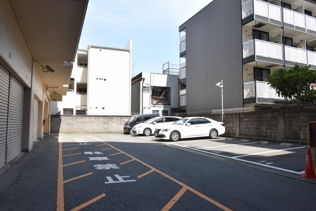 ネオコーポ花園町の駐車場