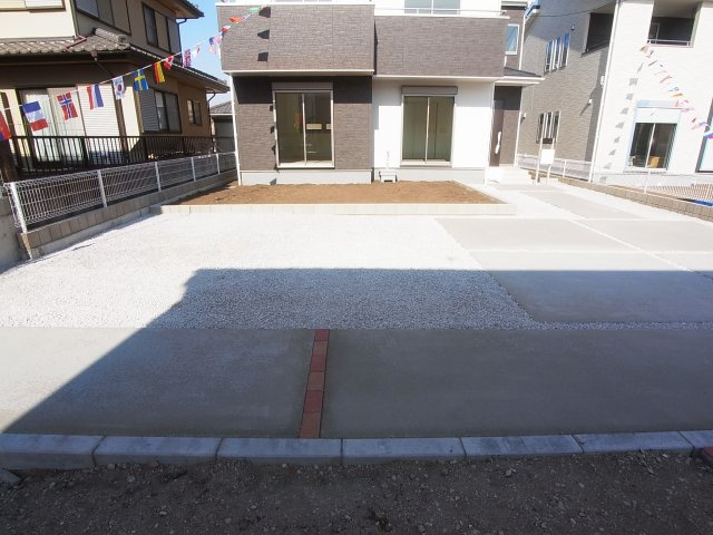 新築　渋川市半田第3　7号棟の駐車場|現地写真　 駐車スペース広々！並列4台置けます♪					
