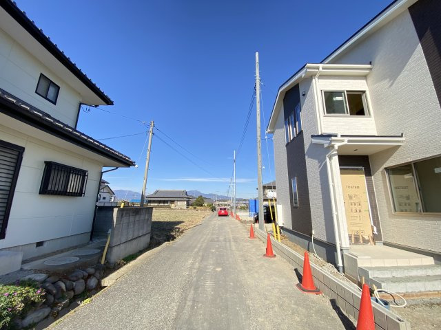 新築　渋川市半田第3　1号棟の前面道路含む現地写真|現地写真　西側接道幅員約5ｍ