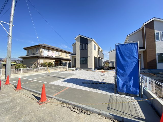 新築　渋川市半田第3　1号棟の駐車場|現地写真　 駐車スペース広々！7台置けます♪					
