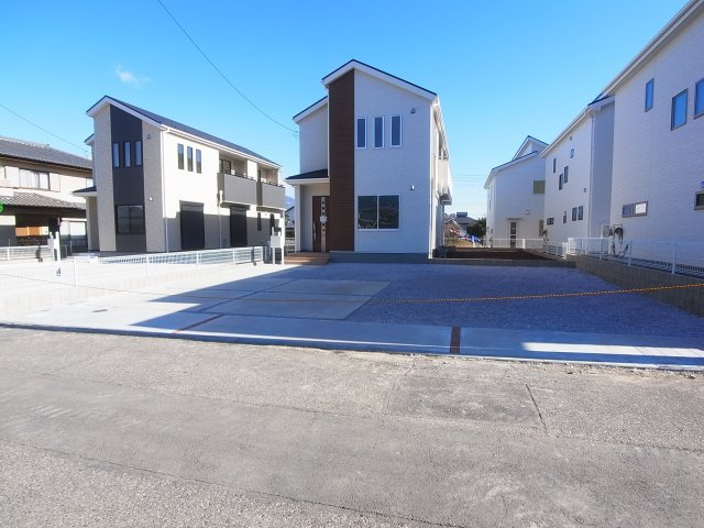 新築　渋川市半田第3　2号棟の駐車場|現地写真　 駐車スペース広々！7台置けます♪					
