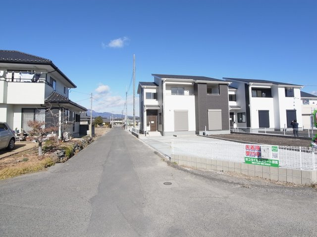 新築　渋川市半田第3　3号棟の前面道路含む現地写真|現地写真　西側接道幅員約5ｍ　南側接道幅員約5ｍ	