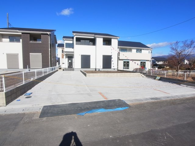 新築　渋川市半田第3　4号棟の駐車場|現地写真　 駐車スペース広々！6台置けます♪					
