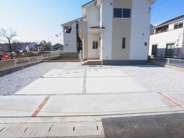 新築　渋川市半田第3　5号棟の駐車場|現地写真　 駐車スペース広々！6台置けます♪					
