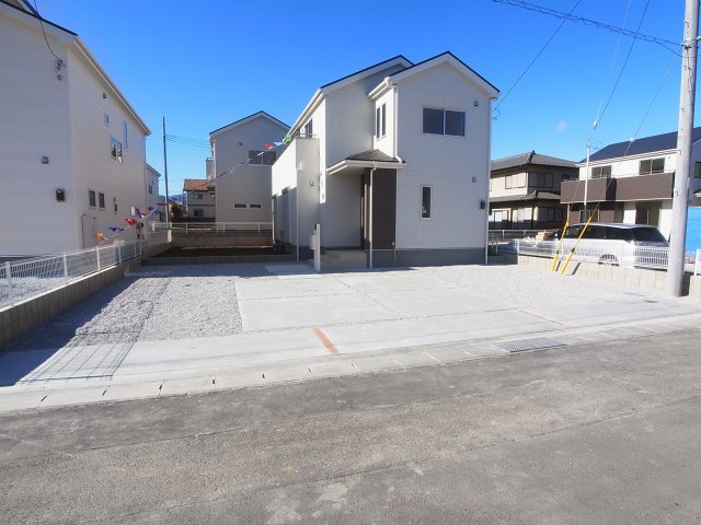 新築　渋川市半田第3　6号棟の駐車場|現地写真　 駐車スペース広々！5台置けます♪					

