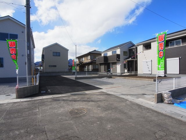 新築　渋川市半田第3　8号棟の前面道路含む現地写真|現地写真　南側接道幅員約5ｍ	