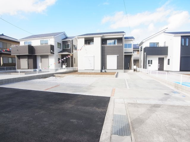 新築　渋川市半田第3　8号棟の駐車場|現地写真　 駐車スペース広々！5台置けます♪					
