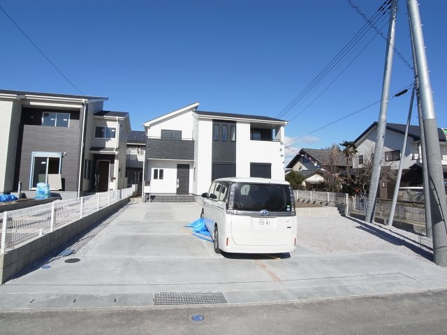 新築　渋川市半田第3　9号棟の駐車場|現地写真　 駐車スペース広々！5台置けます♪					
