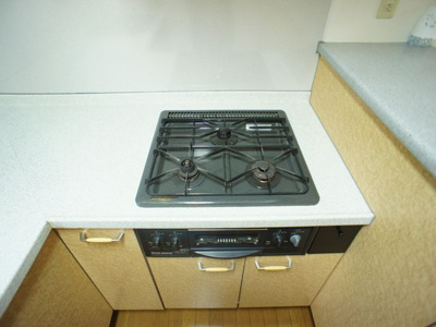 【設備】 | M＆MハイツA | システムキッチンが付いています。