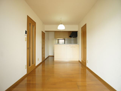 【居間・リビング】 | M＆MハイツA | 会話をしながらお料理できる対面キッチンです♪