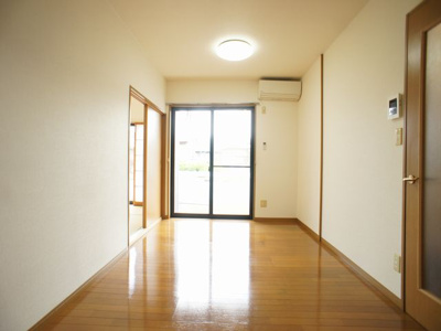 【居間・リビング】 | M＆MハイツA | 快適に過ごせるエアコンが付いています♪