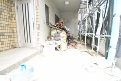 【駐車場】 | 立川市富士見町７丁目　中古戸建 | 玄関横の駐車スペースは買い物帰りで荷物が多くても楽ですね。車庫入れもしやすいです。