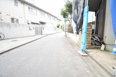 【前面道路含む現地写真】 | 立川市富士見町７丁目　中古戸建 | 前面道路は閑静な住宅地の通りとなるため、車通りは多くありません。 安心して車庫入れ可能。