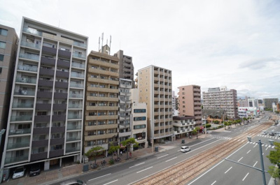 【展望】 | 舟入コータース（リノベ済） | 【眺望】
前面道路を運行する路面電車が望めます！
窓の外を見る機会が増えるかも！