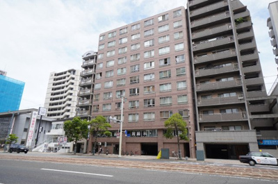 【外観】 | 舟入コータース（リノベ済） | 【物件立地がポイント！】
横川駅や本通りまでも電車で一本！
徒歩圏内には、病院やコンビニもあるので
いざという時でも安心できますね！