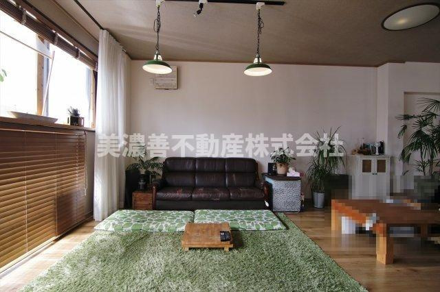 ５８２５３　岐阜市敷島町中古戸建ての居間・リビング