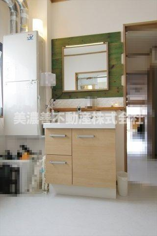 ５８２５３　岐阜市敷島町中古戸建ての独立洗面台