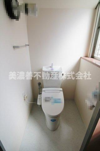 ５８２５３　岐阜市敷島町中古戸建てのトイレ