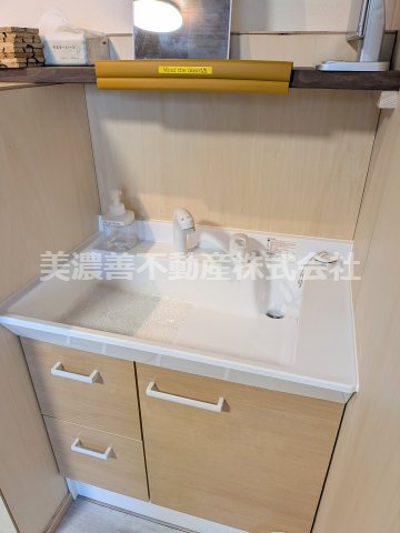 ５８２５３　岐阜市敷島町中古戸建ての独立洗面台