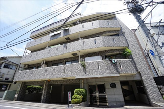 【外観】 | 外壁タイル張りのマンション。東南向き・前面は道路になっており陽当たり良好です。
