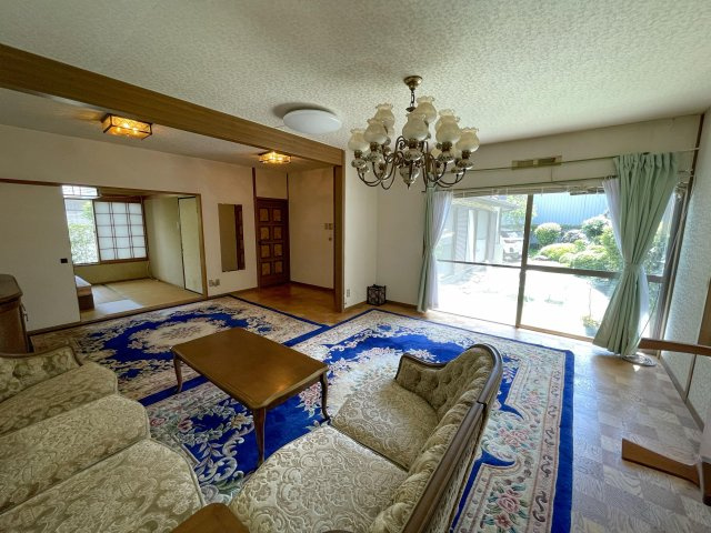 高知市北竹島町　中古住宅の居間・リビング