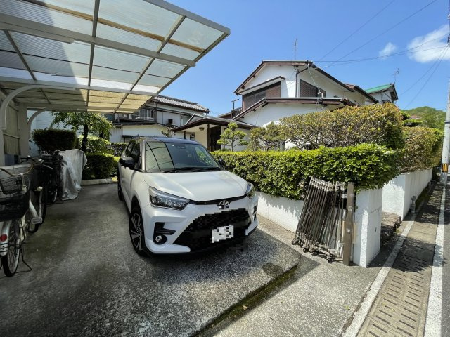 高知市北竹島町　中古住宅の駐車場