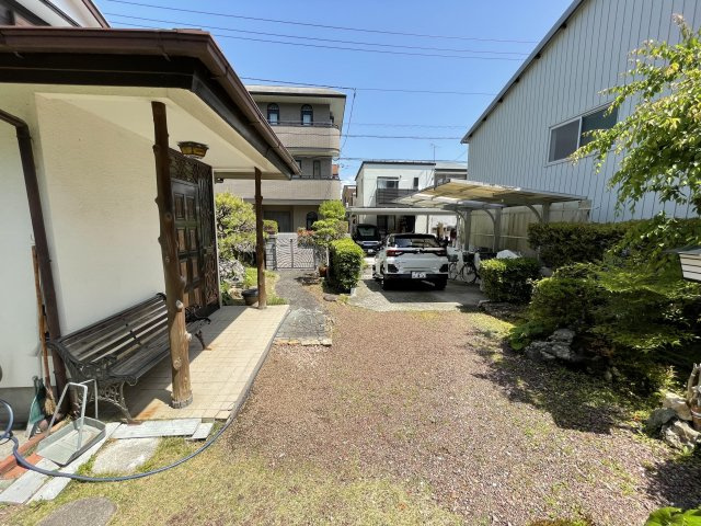 高知市北竹島町　中古住宅の駐車場