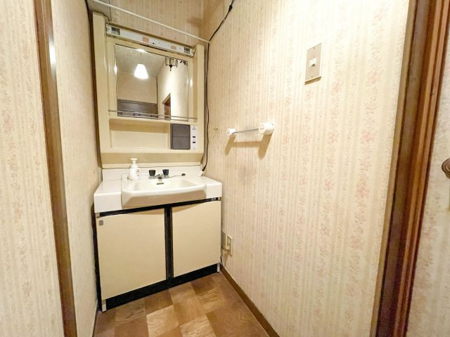 高知市北竹島町　中古住宅の独立洗面台