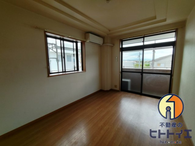 サンコート・パインの居間・リビング|2面採光の明るい洋室です♪