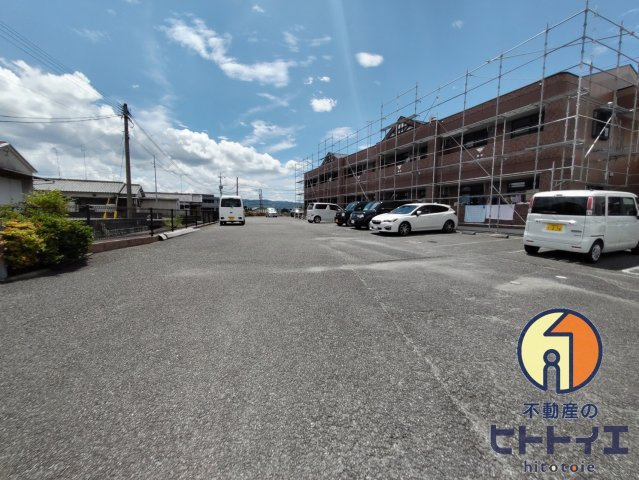 サンコート・パインの駐車場|駐車場のスペースが広くバック駐車が苦手な方も安心です♪