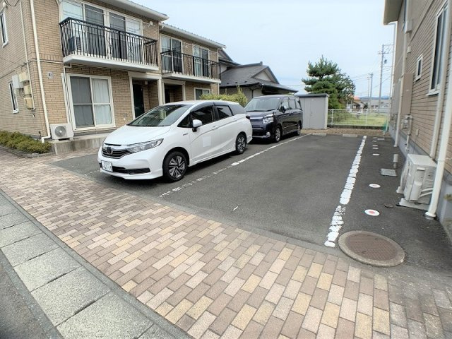 キャトルスクアール本宮の駐車場