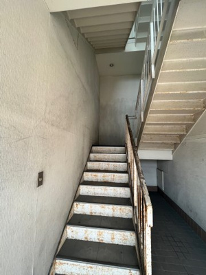 【バルコニー】 | ビル　宇部市島２丁目 | 階段になります。
昇り降りの際には十分お気を付けください。