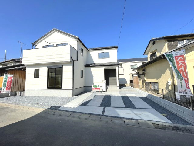 藤岡市藤岡21-2期（全1棟）1号棟の外観|隣地との距離も保ちながらも綺麗な街並みに溶け込みました！
駐車スペースやお庭も十分に確保しています！