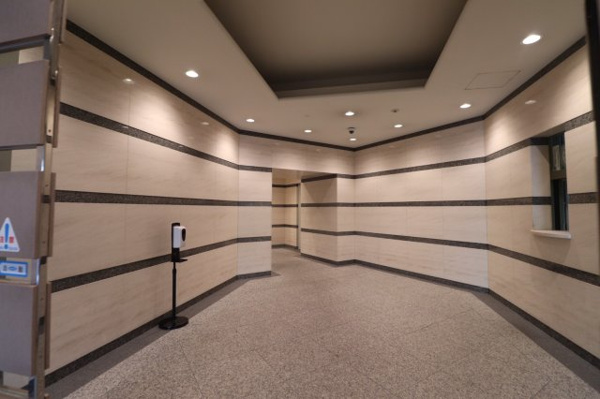 【エントランス】 | 【エントランスロビー】優雅な折り上げ天井やダウンライトが、落ち着いた雰囲気を演出しています。