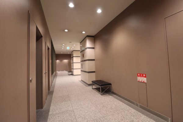 【その他共用部分】 | 【エレベーターホール】ゆとりある空間です。エレベーターは低層階用と高層階用に分かれています！