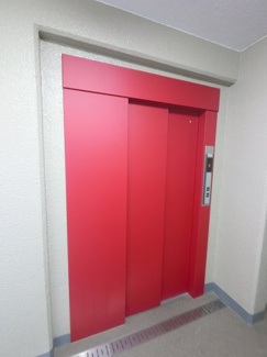 【その他共用部分】 | お買い物時やベビーカーの出し入れに便利なエレベーター付です。
