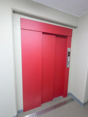 【その他共用部分】 | エンゼルハイム新川崎 | お買い物時やベビーカーの出し入れに便利なエレベーター付です。