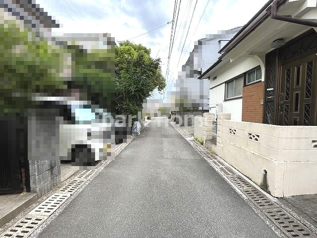 高知市薊野西町　売土地の前面道路含む現地写真