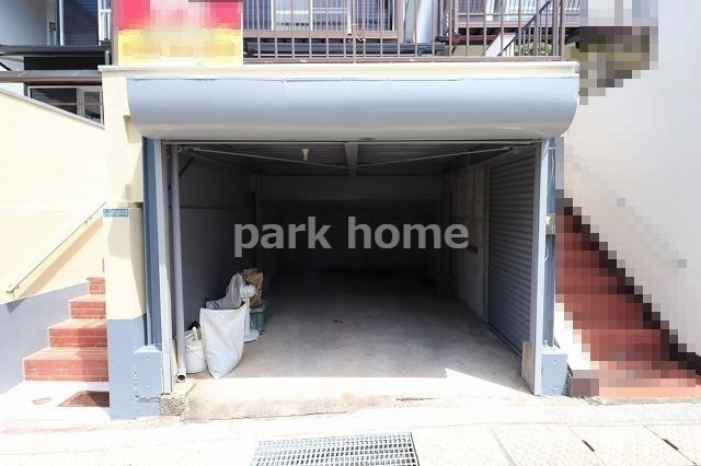 高知市十津4丁目（リフォーム済） 中古戸建ての駐車場|自動シャッター