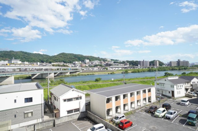 【展望】 | セントラルメゾン祇園（リノベ済） | 【四季を感じる】
四季の移ろい・爽やかな青空や風を感じられ
自然を愉しめるパノラマビュー。
毎日の暮らしに余裕を感じさせてくれる、
遮る物の無い開放的な眺望を是非、ご堪能ください。