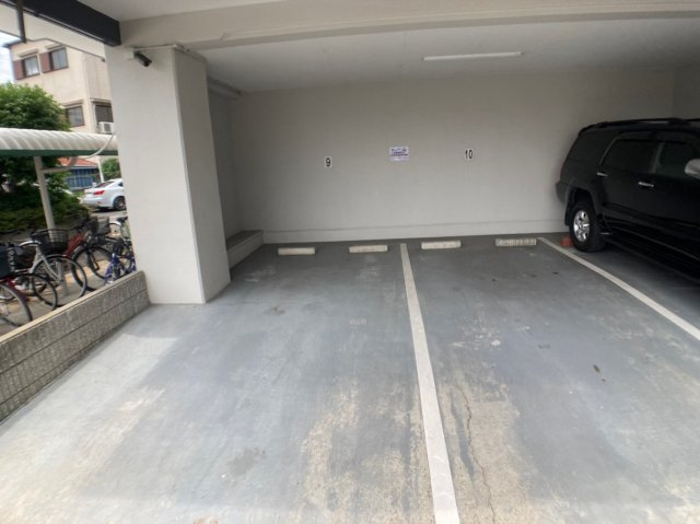 グランドファミリア高井田の駐車場