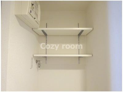 【設備】 | スペーシア江坂広芝町 | 洗濯機置き場上部には、棚があるので便利