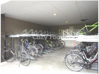 【その他共用部分】 | スペーシア江坂広芝町 | 雨にも濡れない自転車置き場です。