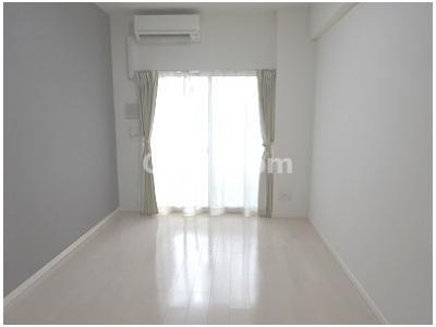 【洋室】 | スペーシア江坂広芝町 | 東南向きバルコニーなので明るい洋室です