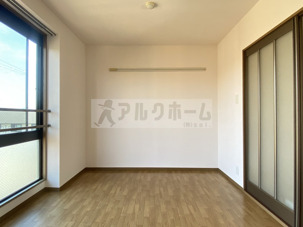 ニューリバーサイド八尾南B棟の洋室