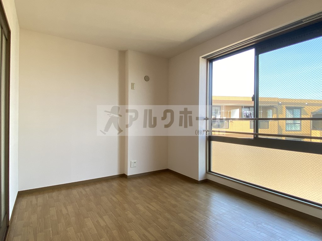 ニューリバーサイド八尾南B棟の洋室