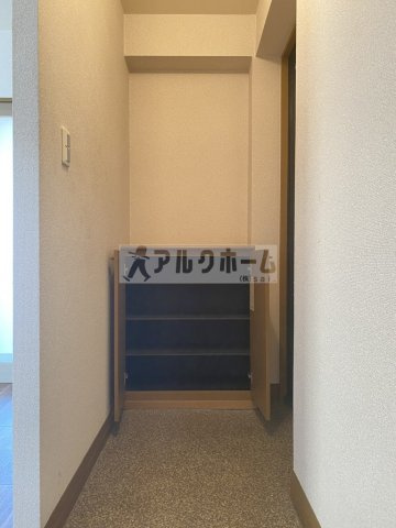 ニューリバーサイド八尾南B棟の玄関
